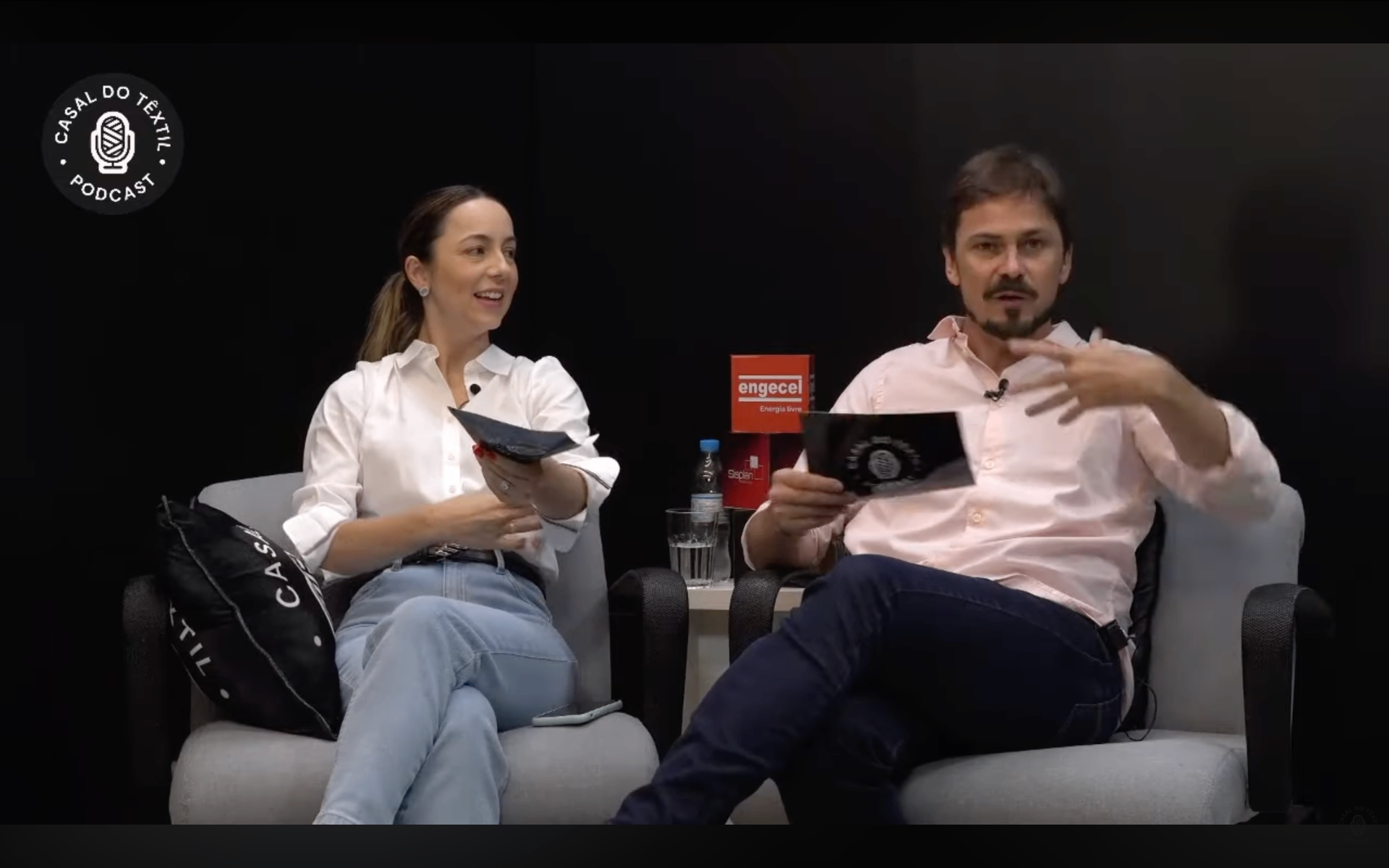 Casal do Têxtil em estúdio com tecidos artesanais ao fundo